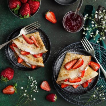 découvrez la délicieuse recette de crêpes aux fraises, un dessert savoureux et simple à réaliser. profitez de la douceur des fraises fraîches associées à des crêpes moelleuses pour une expérience gourmande irrésistible.