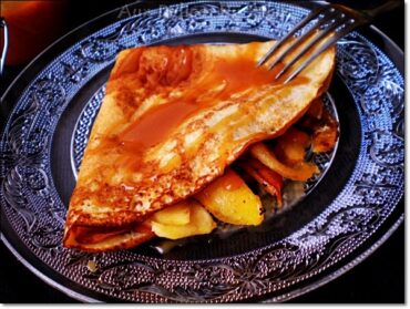 savourez notre délicieuse crêpe au caramel beurre salé, un véritable délice sucré alliant la douceur du caramel et la richesse du beurre salé. parfaite pour toutes les occasions, cette crêpe fondante éveillera vos papilles et vous fera craquer à chaque bouchée. à déguster sans modération !