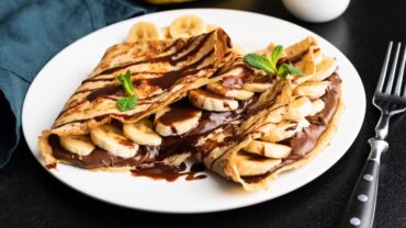 découvrez la délicieuse crêpe au chocolat, une douceur irrésistible qui allie la légèreté de la crêpe à la richesse du chocolat fondant. un dessert parfait pour les gourmands !