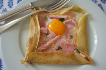 découvrez la saveur authentique de la crêpe de sarrasin, une délicieuse spécialité bretonne idéale pour vos repas salés ou sucrés. préparée à partir de farine de sarrasin, elle offre une texture parfaite et se marie à merveille avec une variété de garnitures.