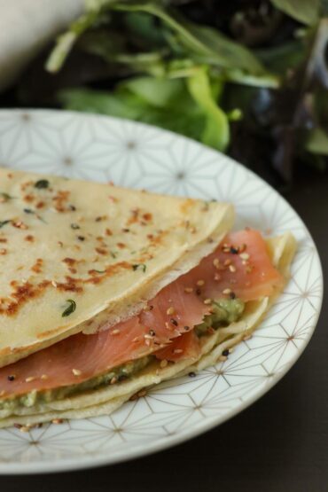 découvrez notre délicieuse crêpe saumon, un mélange parfait de saveurs marines et de douceur. idéale pour un repas léger ou un brunch savoureux, cette crêpe est garnie de saumon frais, de fromage crémeux et d'herbes aromatiques. une recette facile à préparer qui ravira vos papilles !