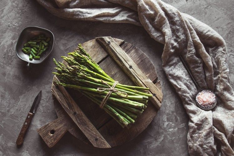 découvrez les incroyables bienfaits des asperges pour votre santé ! riches en nutriments, elles favorisent la digestion, boostent le système immunitaire et sont un allié précieux pour une peau éclatante. explorez les vertus de ce légume printanier et apprenez comment les intégrer facilement dans votre alimentation.