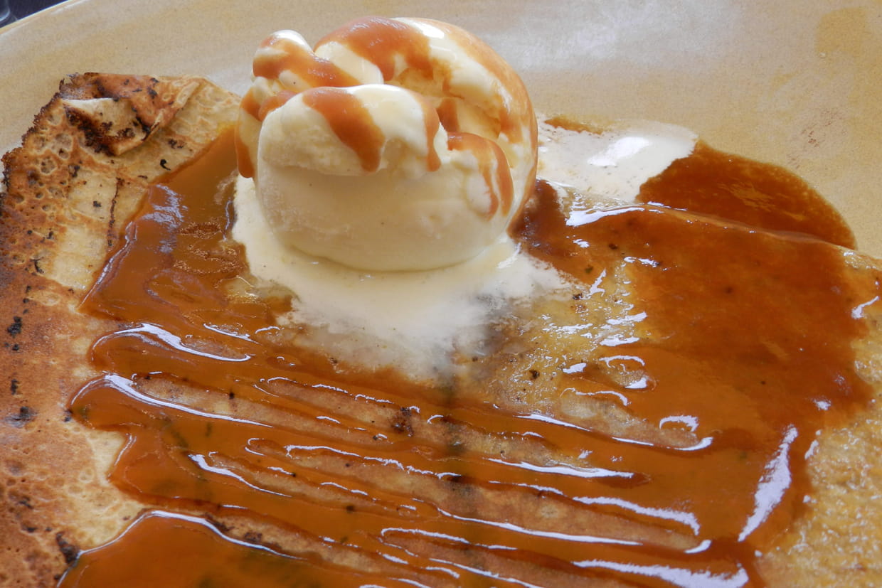 découvrez la délicieuse recette de crêpe au caramel beurre salé, une douceur irrésistible qui allie la légèreté de la crêpe à la richesse du caramel onctueux. parfaite pour un dessert ou un goûter gourmand, cette spécialité bretonne saura séduire les papilles des petits et des grands.