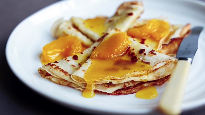 découvrez notre recette simple et délicieuse de crêpes à l'orange. cuisinez en un rien de temps des crêpes légères, parfumées et idéales pour un dessert ou un goûter gourmands. parfaites pour régaler toute la famille !